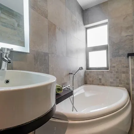 Central High End - 3 Bedroom - Sleeps 8