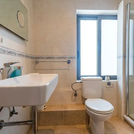 Central High End - 3 Bedroom - Sleeps 8 *