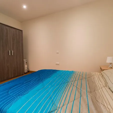 Central High End - 3 Bedroom - Sleeps 8 *