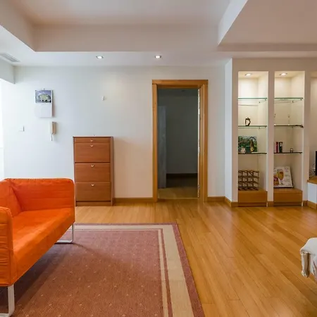 Central High End - 3 Bedroom - Sleeps 8 *