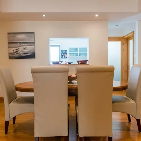 Central High End - 3 Bedroom - Sleeps 8 *