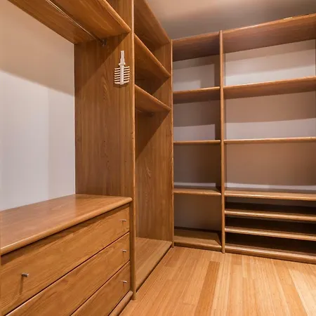 Central High End - 3 Bedroom - Sleeps 8 *